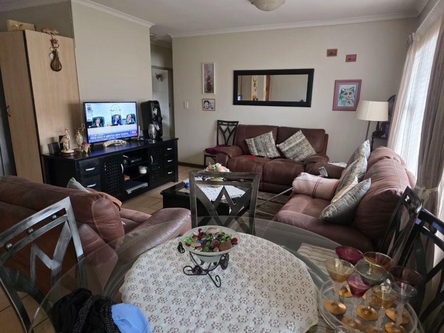 2 Bedroom Property for Sale in Langenhovenpark Free State